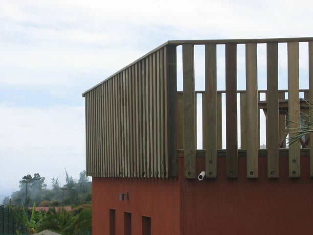 Caillebotis en bois brise vue / garde corps à La Réunion