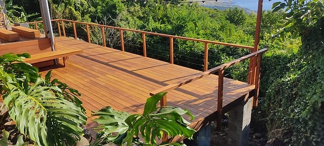 Caillebotis en bois brise vue / garde corps à La Réunion