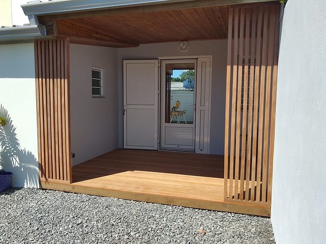 Caillebotis en bois brise vue / garde corps à La Réunion