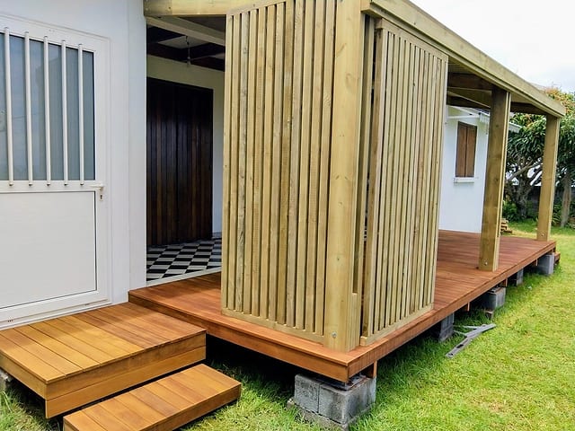 Caillebotis en bois brise vue / garde corps à La Réunion