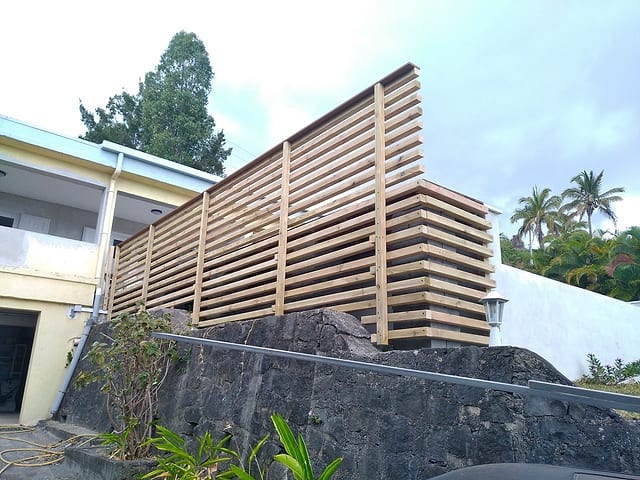 Caillebotis en bois brise vue / garde corps à La Réunion